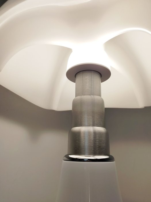 Martinelli Luce - Gae Aulenti - Bordlampe - Metal og metakrylat