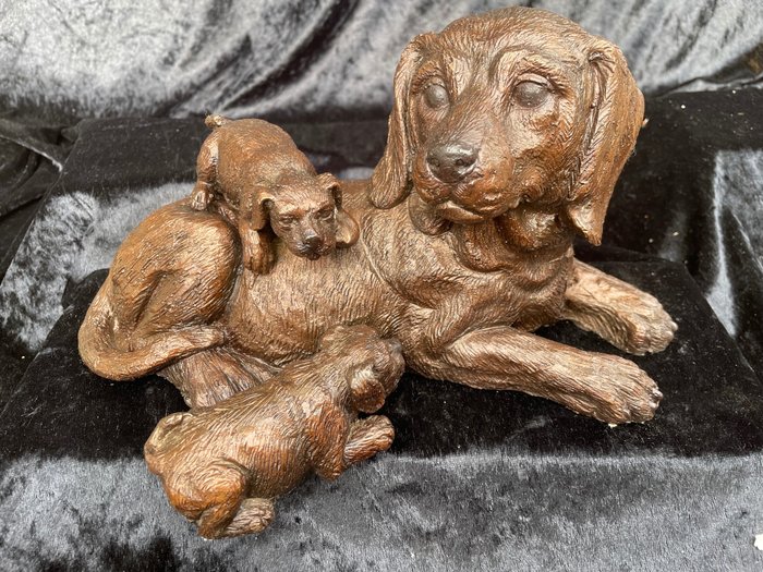 Skulptur Motherdog with puppies - 25 cm - 15 cm - Patineret bronze