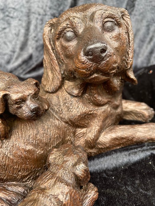 Skulptur Motherdog with puppies - 25 cm - 15 cm - Patineret bronze