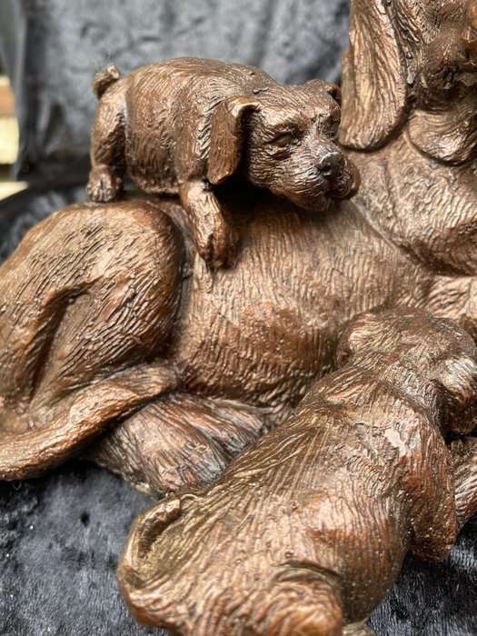 Skulptur Motherdog with puppies - 25 cm - 15 cm - Patineret bronze