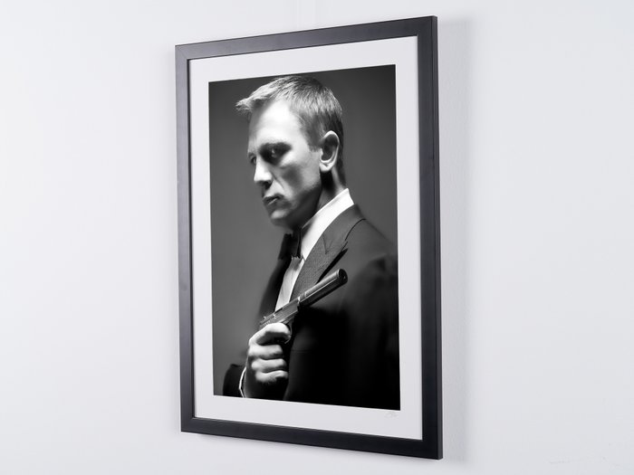 James Bond 007: Casino Royale, Daniel Craig (007) - Fine Art Photography - Luxury Wooden Framed 70X50 cm - Limited Edition Nr 01 of 30 - Serial ID 20061 - Original Certificate (COA), Hologram Logo Editor and QR Code - 100% New items.