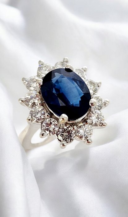 Ring - 18 kraat Hvidguld, Smukke 18K hvidguld diamanter  safirring leveres med CoA -  6.15ct. tw. Diamant (Natur)  - Safir