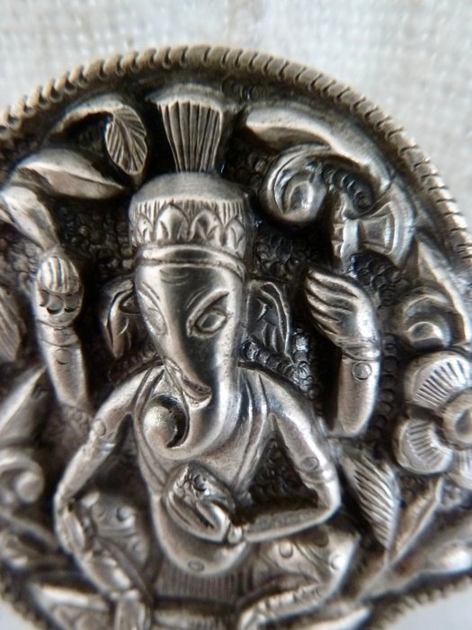 Antik brystpynt, der forestiller Ganesh - Sølv - Indien - Begyndelsen af det 20. århundrede