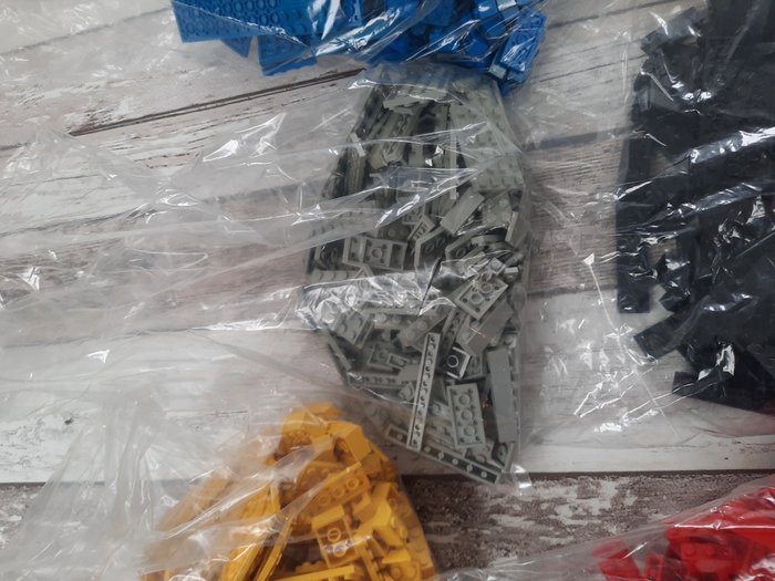 Lego - Partij lego op kleur gesorteerd