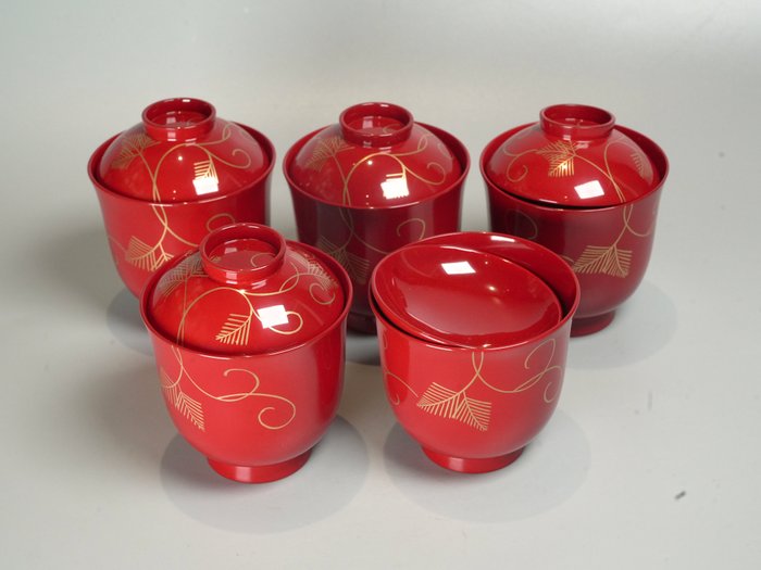 Skål (5) - rich red lacquer bowls with elegant gold-painted design of pine needles arranged in flowing, curved - Træ, lak