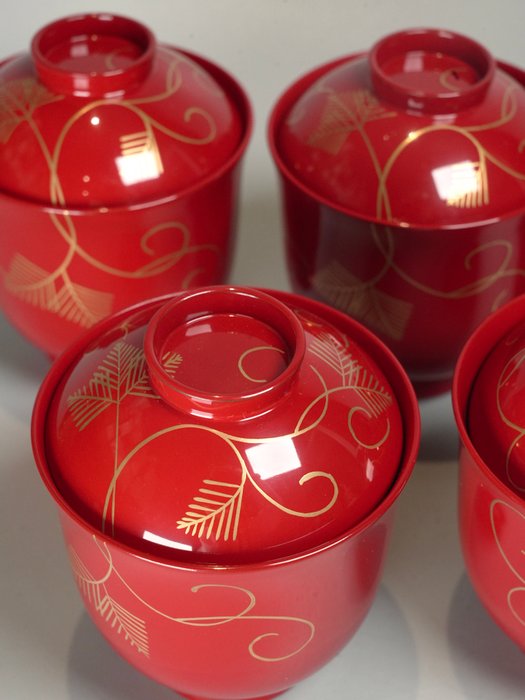 Skål (5) - rich red lacquer bowls with elegant gold-painted design of pine needles arranged in flowing, curved - Træ, lak