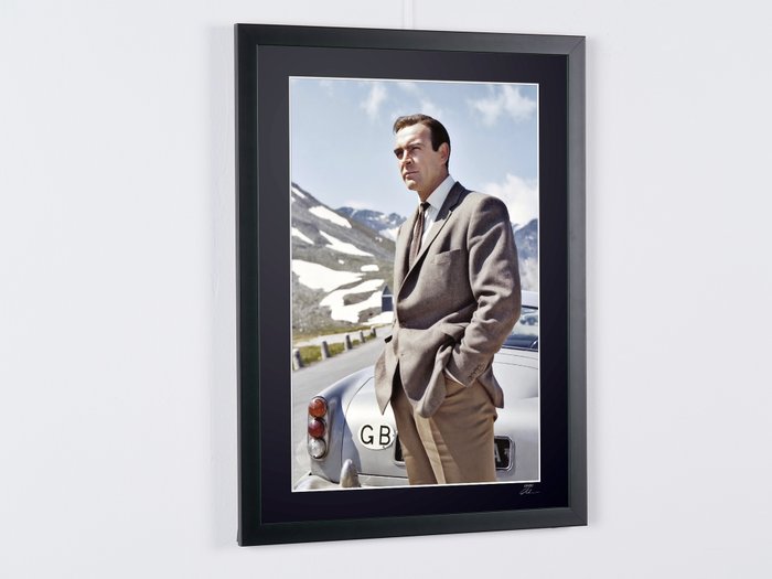 James Bond 007: Goldfinger - Sean Connery as « James Bond 007 » - Fine Art Photography - Luxury Wooden Framed 70X50 cm - Limited Edition Nr 05 of 30 - Serial ID 20457 - Original Certificate (COA), Hologram Logo Editor and QR Code - 100% New items.