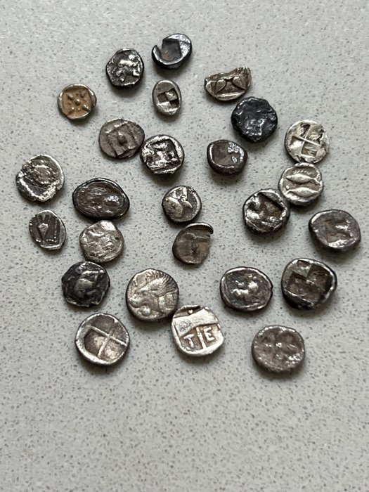 Antikken. Lot of 26 Coins Including Bruttium, Kyzikos, Caria, Miletos  (Ingen mindstepris)