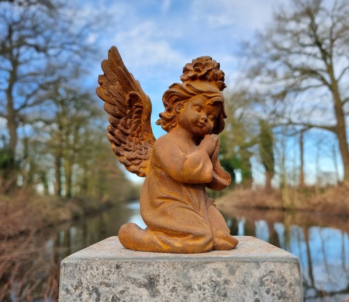 Statuette - A praying cherub - Jern