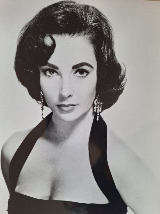 (4x photos) Elizabeth Taylor - 'The most popular star of classical Hollywood'