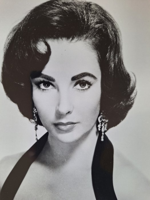 (4x photos) Elizabeth Taylor - 'The most popular star of classical Hollywood'