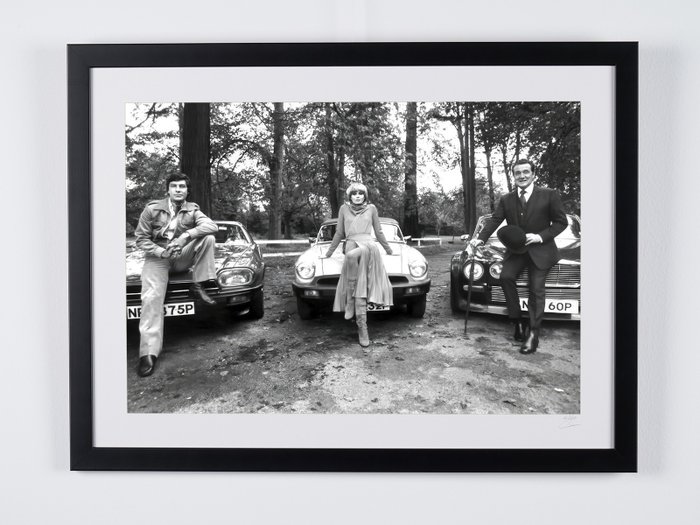 The New Avengers - Classic TV - Gareth Hunt, Joanna Lumley and Patrick MacNee - Fine Art Photography - Luxury Wooden Framed 70X50 cm - Limited Edition Nr 02 of 30 - Serial ID 16924 - Original Certificate (COA), Hologram Logo Editor and QR Code - 100% New items.