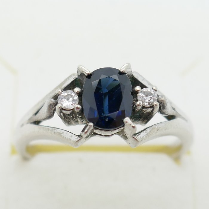 Ingen mindstepris - Ring Sølv - 080 ct safir og diamant