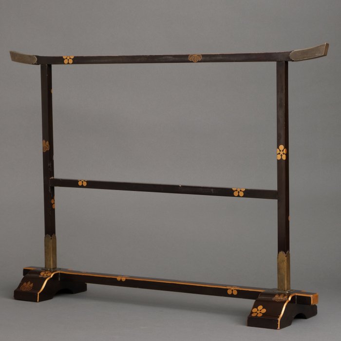 Håndklædestativ 手拭掛 (tenugui'kake) - Lakeret træ, Messing - Japan - Edo-perioden (1600-1868)