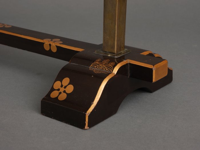 Håndklædestativ 手拭掛 (tenugui'kake) - Lakeret træ, Messing - Japan - Edo-perioden (1600-1868)