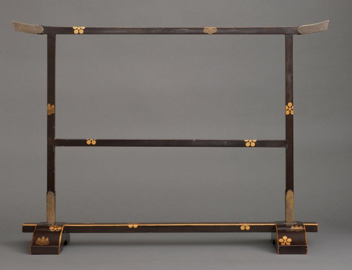 Håndklædestativ 手拭掛 (tenugui'kake) - Lakeret træ, Messing - Japan - Edo-perioden (1600-1868)