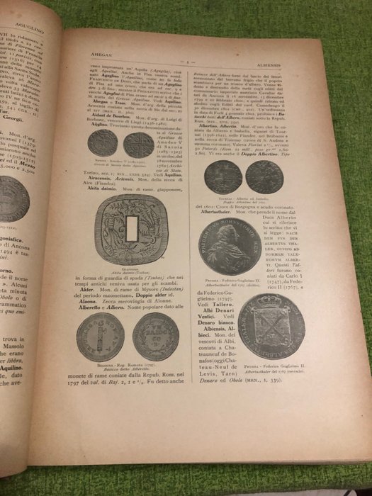 Lot with 7 books on Numismatics - La Moneta - Vocabolario generale-La collezione numismatica Pomarici-Santomasi-Manuale di Numismatica - 1915