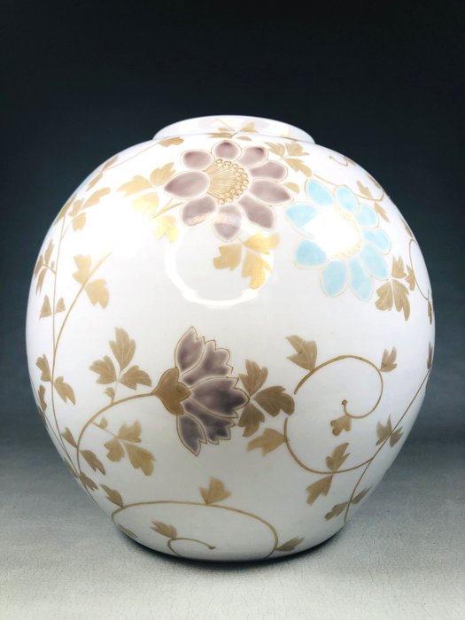 Vase - Porcelæn, Kutani "Kinzan 錦山" guldmalet blomstervase med arabesk design - Japan