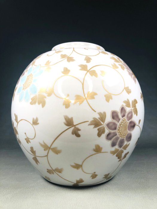 Vase - Porcelæn, Kutani "Kinzan 錦山" guldmalet blomstervase med arabesk design - Japan