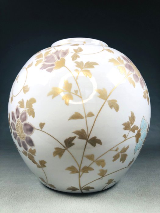 Vase - Porcelæn, Kutani "Kinzan 錦山" guldmalet blomstervase med arabesk design - Japan