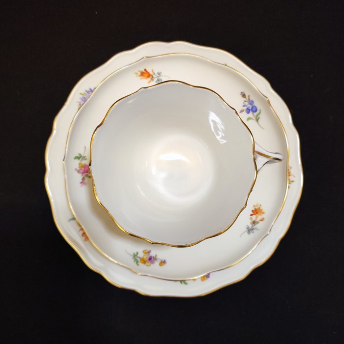 Meissen - Kaffesæt til 4 (12) - 4 Kaffeegedecke (4 Tassen, 4 Untere, 4 Kuchenteller) Streublümchen mit Goldrand Neuer Ausschnitt - Porcelæn