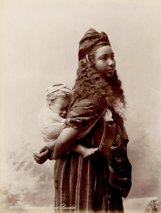 Jean Geiser, Algiers (attr. to) - (Algeria, Orient) Very Nice Portrait of a Beautiful Young Black Moorish Woman Carrying her Child,