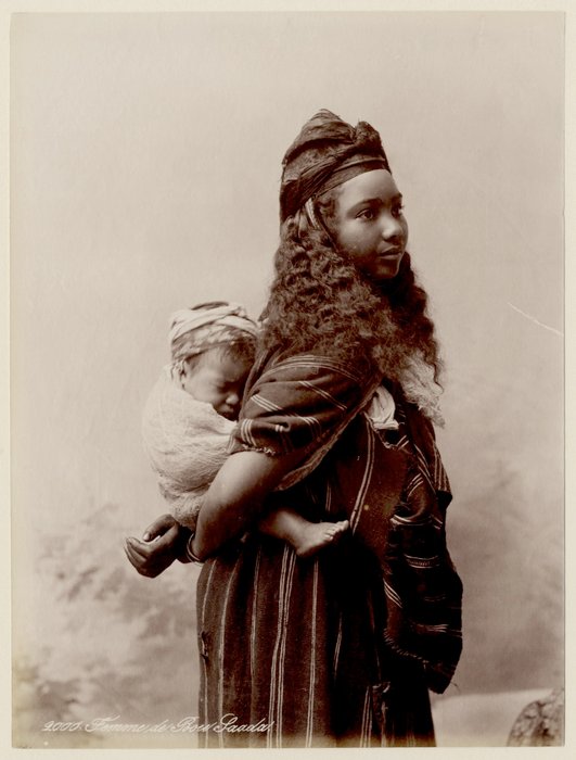 Jean Geiser, Algiers (attr. to) - (Algeria, Orient) Very Nice Portrait of a Beautiful Young Black Moorish Woman Carrying her Child,