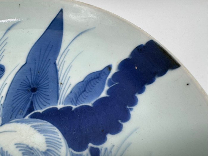 Gamle Imari ware blå og hvid rund tallerken, 白鷺 hejren - Bring held og lykke i kærlighed og - Keramik, Porcelæn - Inscribed - Japan - Edo-perioden (1600-1868)