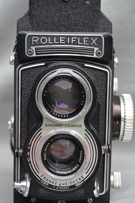 Rollei Rolleiflex T met Rollei Prisma en Rollei handgreep en zonnekap. Analogt kamera