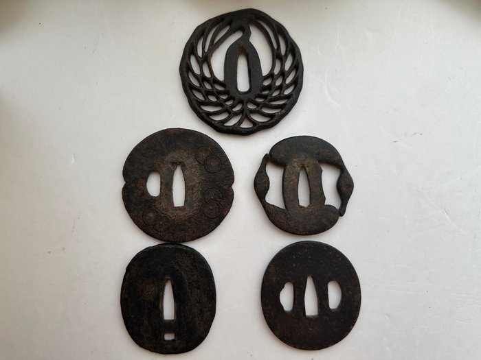 Parti med fem antikke japanske Tsuba Iron Katana Samurai - Jern - Mumei - Japan - Edo-perioden (1600-1868)