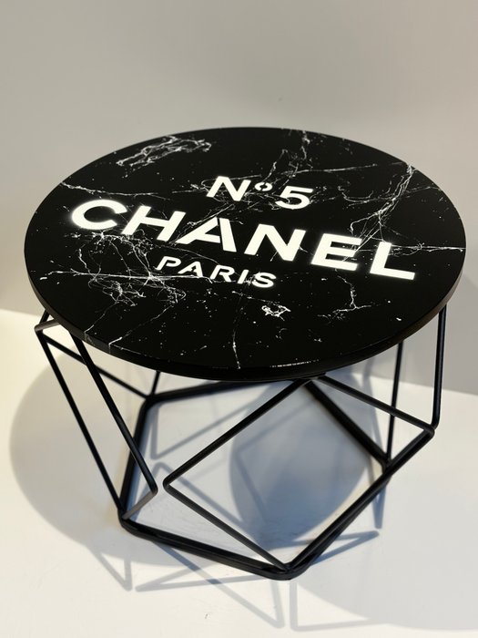 Rob VanMore - Tea-Time on Chanel Table - ø50cm