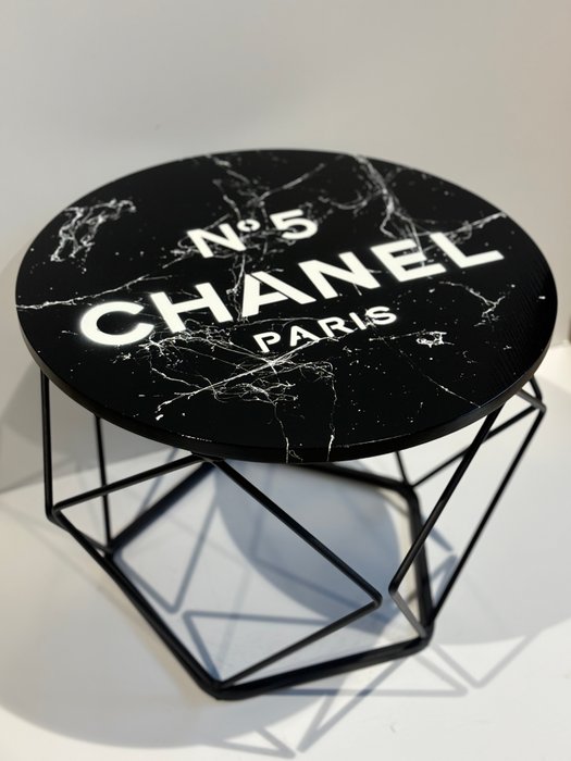 Rob VanMore - Tea-Time on Chanel Table - ø50cm