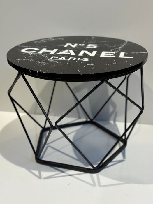 Rob VanMore - Tea-Time on Chanel Table - ø50cm