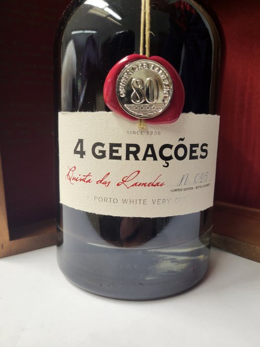 Quinta das Lamelas "4 Gerações" 80 years old White Port - Very Very Old White - Flasket 2016 -  Douro  - 1 Jennie (0,5 L)