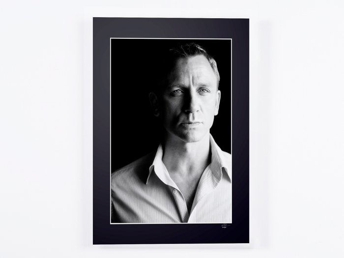 Daniel Craig - Portrait - Fine Art Photography - Luxury Wooden Framed 70X50 cm - Limited Edition 04 of 30 - Serial ID 30740 - Original Certificate (COA), Hologram Logo Editor and QR Code - 100% New items.