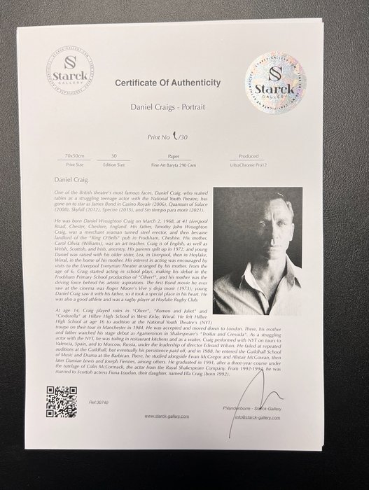 Daniel Craig - Portrait - Fine Art Photography - Luxury Wooden Framed 70X50 cm - Limited Edition 04 of 30 - Serial ID 30740 - Original Certificate (COA), Hologram Logo Editor and QR Code - 100% New items.