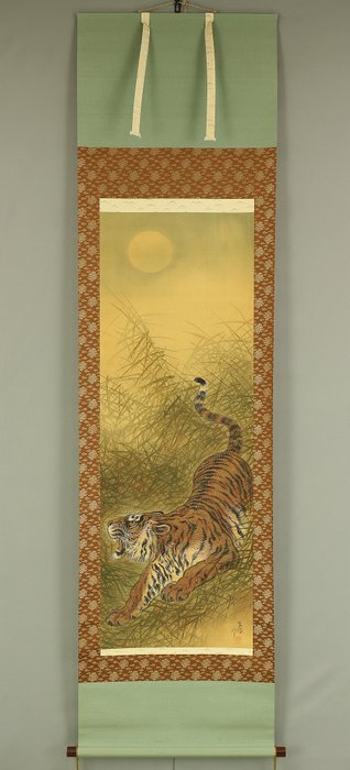 Threatening Tiger and Moon with Original Box (Tomobako) - with signature 'Suisho Saku' 翠璋 作 and seal 'Suisho' 翠璋 - Japan  (Ingen mindstepris)