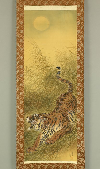 Threatening Tiger and Moon with Original Box (Tomobako) - with signature 'Suisho Saku' 翠璋 作 and seal 'Suisho' 翠璋 - Japan  (Ingen mindstepris)