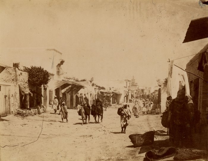 Garrigues et divers (XIX) - 2 photographies, "Jeune bédouine" et "Une rue à Tunis"