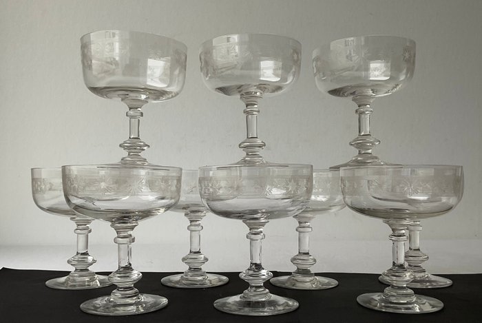 Antieke kristallen Champagnecoupes versierd met geëtste motieven , ca 1900-1910 - Champagneglas (10) - håndværksmæssigt blæst