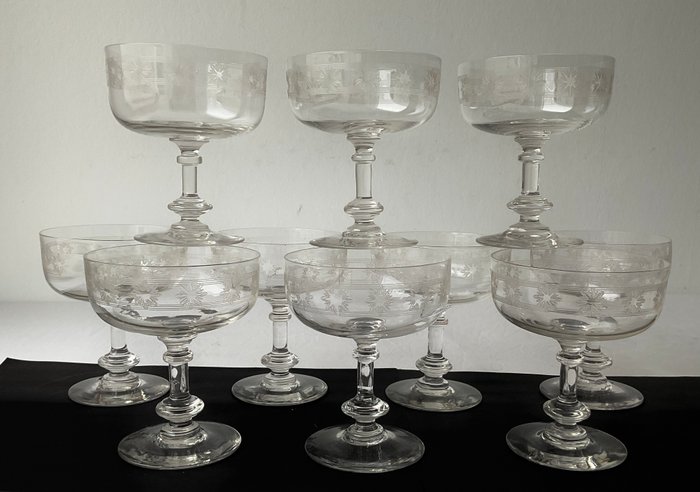 Antieke kristallen Champagnecoupes versierd met geëtste motieven , ca 1900-1910 - Champagneglas (10) - håndværksmæssigt blæst