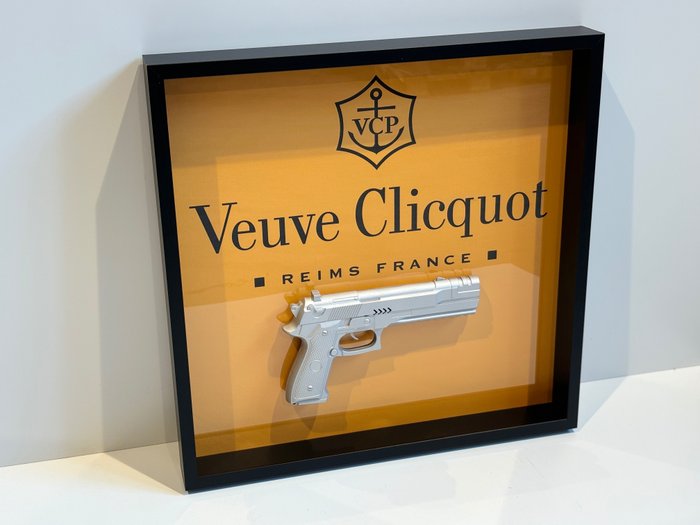 Rob VanMore - Silver war on Veuve Clicquot