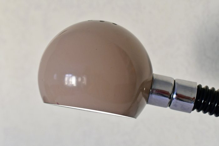 Herda - Bordlampe - Herda Holland - Bordlampe - Krom, Metal - Herda upåklagelig taupe