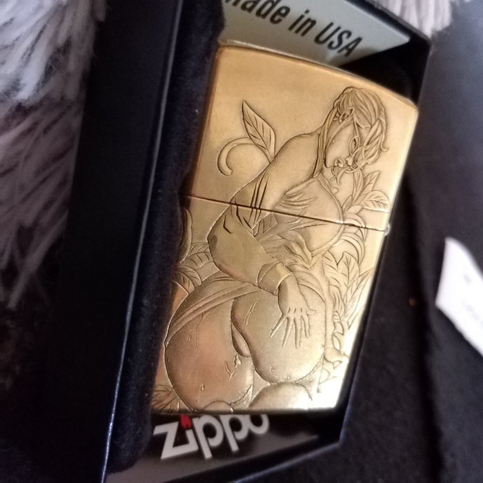 Zippo - 3D Relief - Sexiest Girl - armor case - golden brass - new - Lommelighter - Stål (rustfrit)