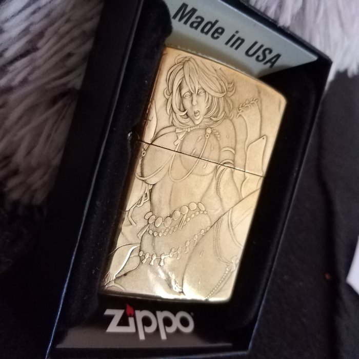 Zippo - 3D Relief - Sexiest Girl - armor case - golden brass - new - Lommelighter - Stål (rustfrit)