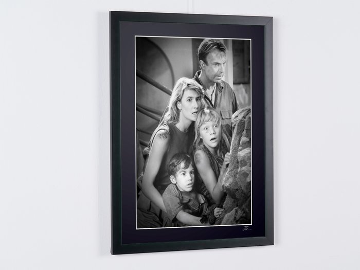 Jurassic Park - Sam Neill and Joseph Mazzello, and actresses Laura Dern and Ariana Richards - Fine Art Photography - Luxury Wooden Framed 70X50 cm- Limited Edition Nr 02 of 30 - Serial ID 30589 - Original Certificate (COA), Hologram Logo Editor and QR Code - 100% New items.