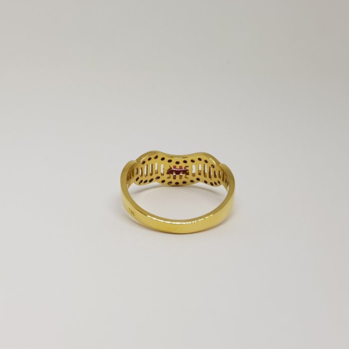 Ring - 18 kraat Gulguld -  0.41ct. tw. Rubin - Diamant