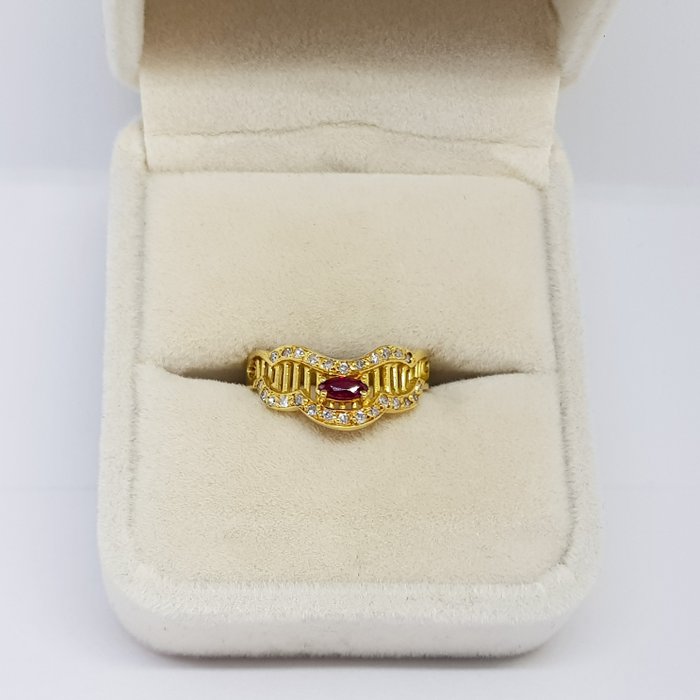 Ring - 18 kraat Gulguld -  0.41ct. tw. Rubin - Diamant