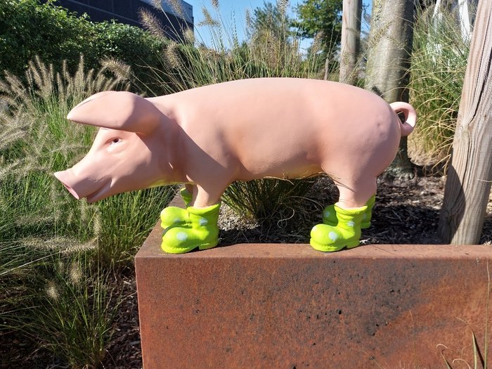 Statue funny  pig with green boots - 32 cm - polyresin