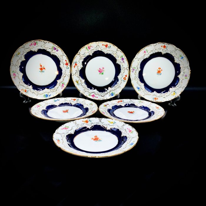 EA Leuteritz - Meissen - Cobalt Blue Set of Plates (6 pcs) - "Scattered Flowers" - ca 1950 - Tallerken - Håndmalet porcelæn